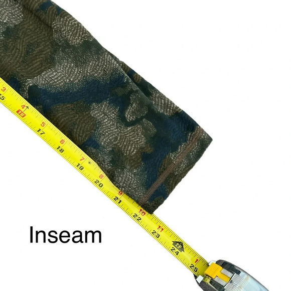 Athleta Breathable, UPF Rated, Quick Dry Camo Print 7/8” Leggings, Size Medium - Picture 8 of 9